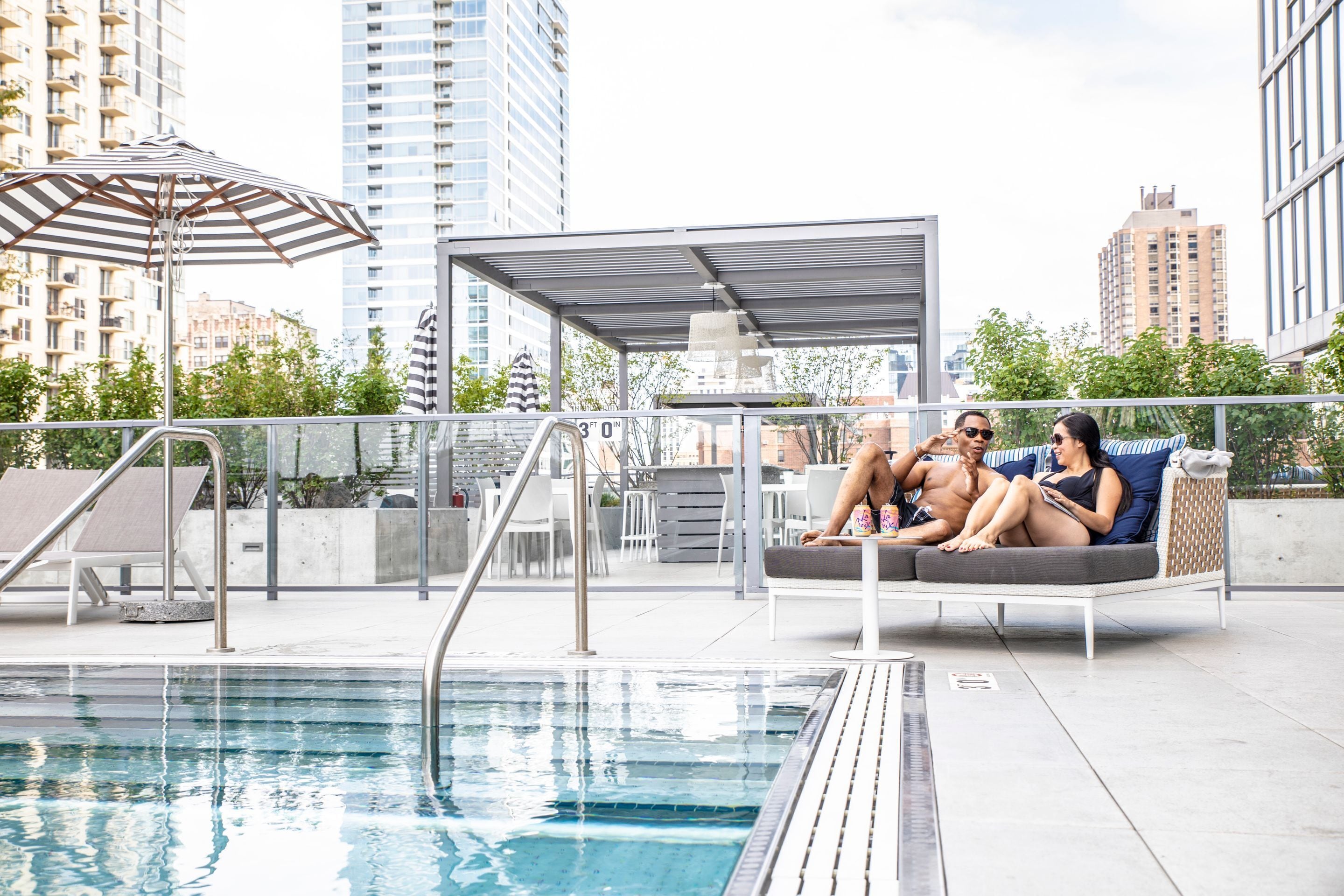 Szezonális szabadtéri medence, nyitva 7:00 és 22:00 között, napernyők