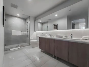 Deluxe Room, 1 Twin Bed, City View | Bathroom | Combined shower/tub, towels at Level Chicago – Old Town