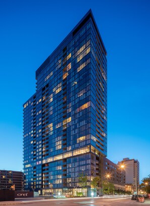 Front of property – evening/night - Level Chicago – Old Town (Chicago)