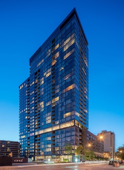 Front of property - evening/night at Level Chicago – Old Town