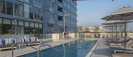 Piscine extérieure (ouverte en saison), parasols de plage