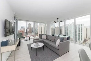 Flat-screen TV - Level Chicago – Old Town (Chicago)