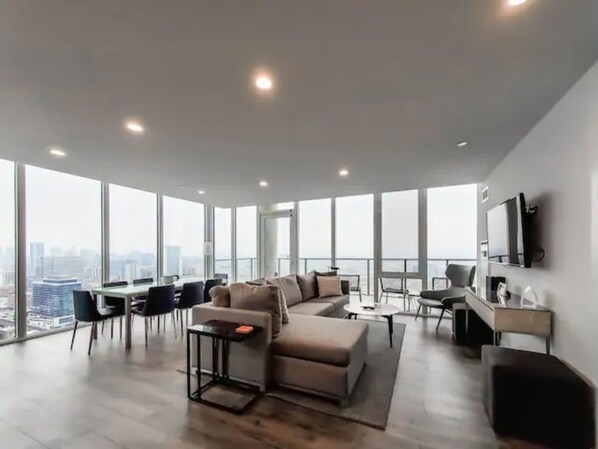 Deluxe Room, 1 Twin Bed, City View | Living area | Flat-screen TV