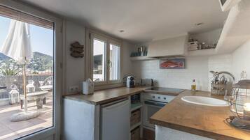 Een koelkast, een magnetron, een oven, een vaatwasser