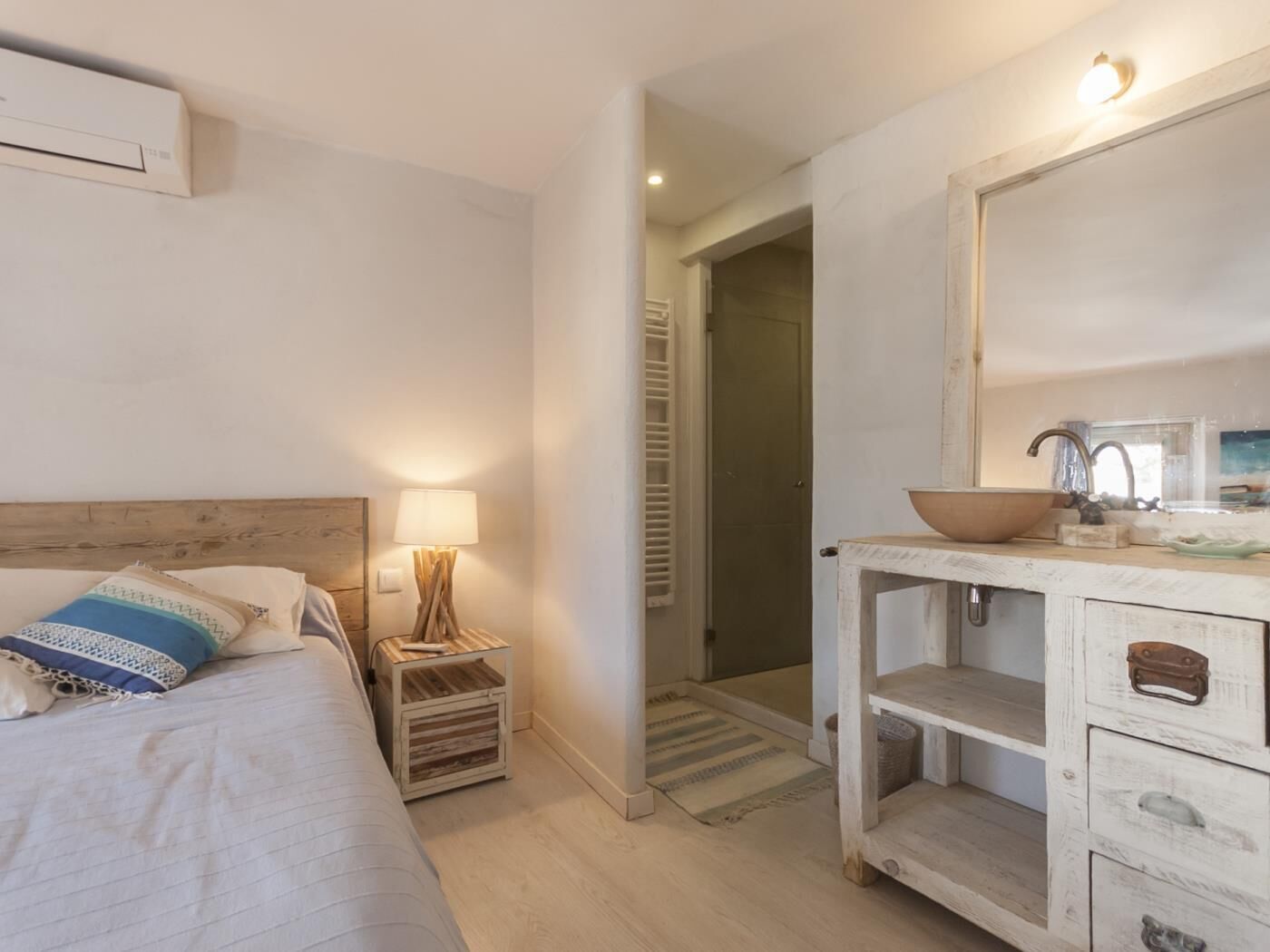 4 bedrooms, iron/ironing board, internet, bed sheets