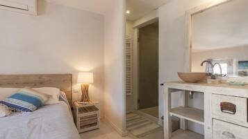 4 bedrooms, iron/ironing board, internet, bed sheets