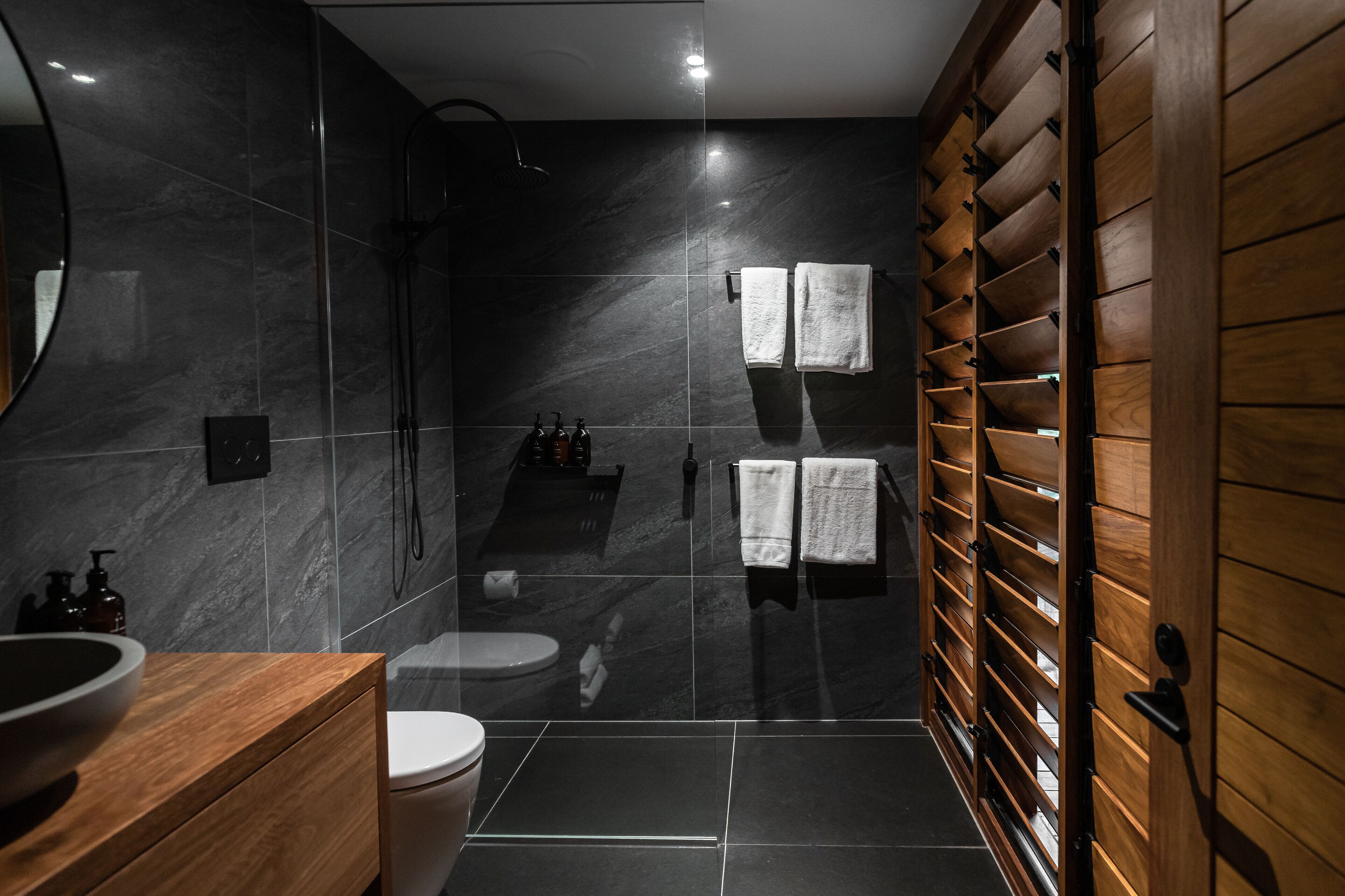 Outback Retreat | Bathroom | Separate tub and shower, deep soaking tub, free toiletries, hair dryer