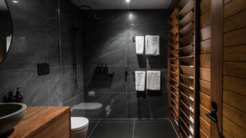 Outback Retreat | Bathroom | Separate tub and shower, deep soaking tub, free toiletries, hair dryer