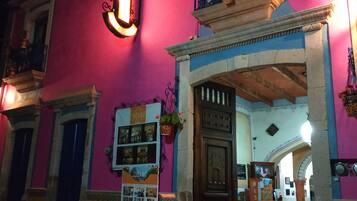 Vista frontal de la propiedad por la tarde o noche