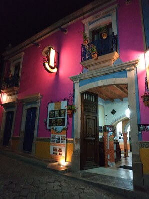 Front of property - evening/night - Hotel Centenario Centro de Peña de Bernal (Ezequiel Montes)