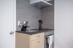 Superior King Studio | Private kitchenette | Fridge, microwave, espresso maker, coffee/tea maker - Sydney Street Apartments (Queenstown)