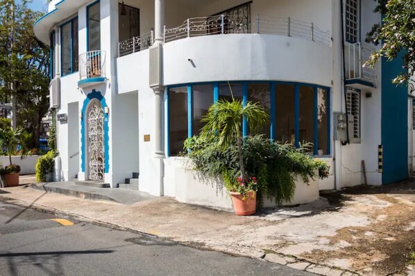 تفاصيل الفندق من الخارج