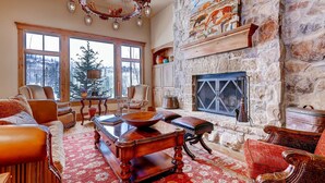 House, 5 Bedrooms | Living room