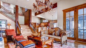 House, 5 Bedrooms | Living room