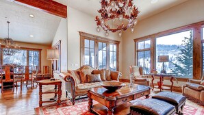 House, 5 Bedrooms | Living room