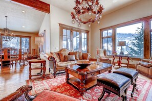House, 5 Bedrooms | Living room