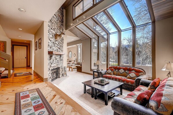 House, 4 Bedrooms | Living room