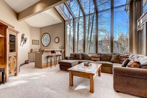 House, 4 Bedrooms | Living room