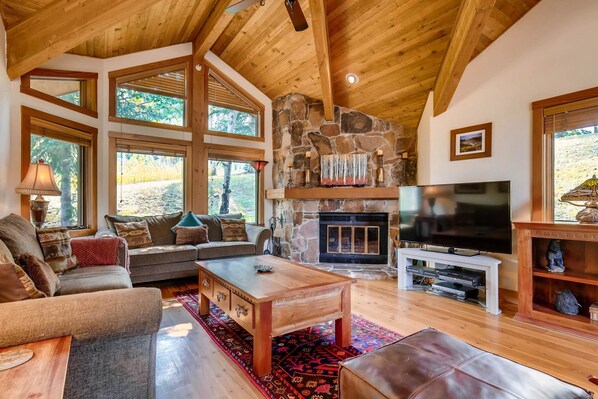 Condo, 3 Bedrooms | Living room