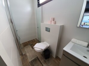 Ensemble douche/baignoire, sèche-cheveux, serviettes fournies, savon