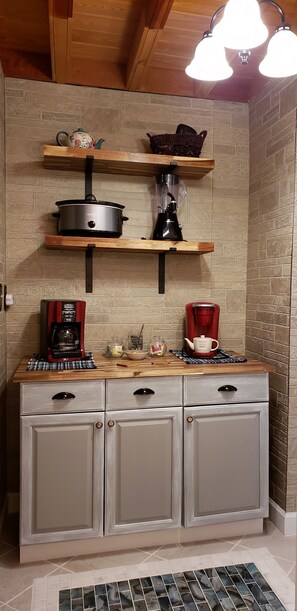Full-sized fridge, microwave, oven, stovetop