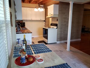 Full-sized fridge, microwave, oven, stovetop