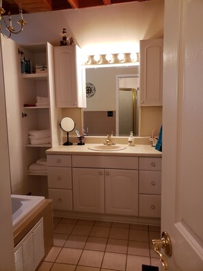 Jetted bath, hair dryer, towels, soap - 🌞 Happy Fall Leaves are Turning! 🌞
LAKEFRONT HOME 🏡 w/ SMOKY MOUNTAIN VIEWS!  (Dandridge)
