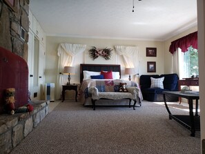 2 bedrooms, iron/ironing board, WiFi, bed sheets - 🌞 Happy Fall Leaves are Turning! 🌞
LAKEFRONT HOME 🏡 w/ SMOKY MOUNTAIN VIEWS!  (Dandridge)