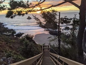Sun-loungers, beach towels - Sparkling Clean & Private! Ocean Views! Two Full Bathrooms! [6n7] (Brookings)