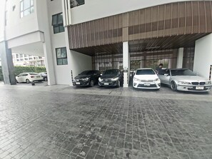 Free self parking - The Base Central Pattaya by Alin (Pattaya)