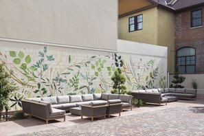 Courtyard view - The Piccolo at Paso Robles Inn (Paso Robles)