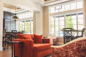 Lobby sitting area - The Piccolo at Paso Robles Inn (Paso Robles)