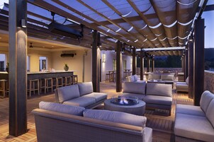 2 bares, bar de vinos, bar en la azotea