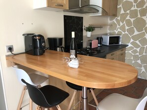 Een koelkast, een microgolfoven, een oven, een kookplaat