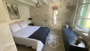 2 quartos, ferros/tábuas de passar roupa, Wi-Fi, roupa de cama