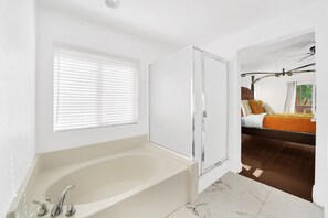 Baignoire, sèche-cheveux, serviettes fournies, savon