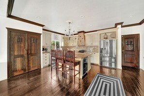 Kylskåp, mikrovågsugn, ugn och spishäll