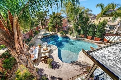 Suuri HOME-uima-allas / kylpylä lähellä Temecula-viinitilat 5 makuuhuonetta, 3 täyttä kylpyä, vuodepaikkoja 12