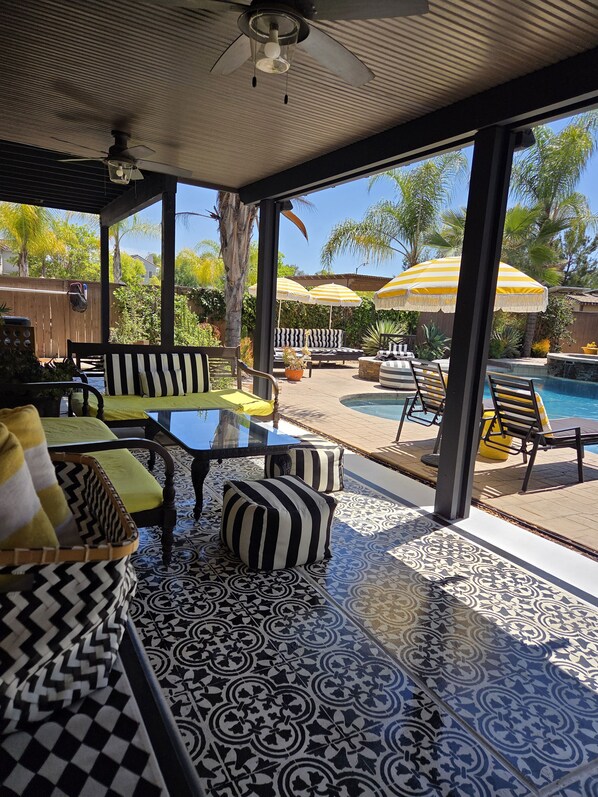 A covered patio with a pool, outdoor furniture, and a view of the backyard. - HUGE Luxury Home..LARGE SALT WATER POOL&SPA.15 min to wineries.  (Murrieta)
