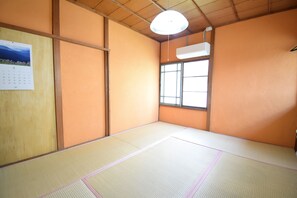 Triple Room | Desk, free WiFi, bed sheets - Guest House Bed&Bicycle (Kashiwara)