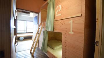 Vierbettzimmer | Schreibtisch, kostenloses WLAN, Bettwäsche
