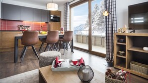 Una cocina moderna con comedor, ventanas amplias y un rincón de estar acogedor.