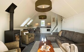 Televisie, een open haard en een stereo