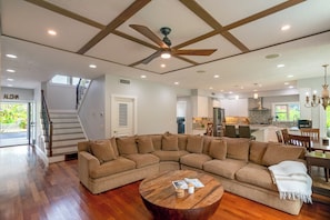 Smart TV, foosball, books - House with AC, Theater Room, Pool, Built in speakers (Princeville)