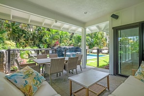 Outdoor dining - House with AC, Theater Room, Pool, Built in speakers (Princeville)