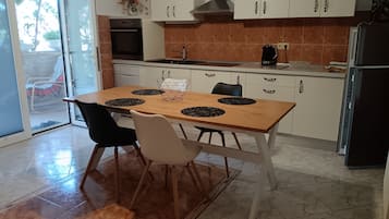 Kaffetrakter/tekoker, kjøleskap, ovn og kokeplater