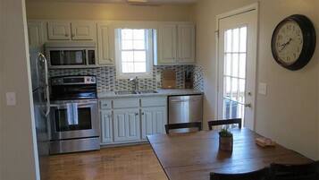 House, 3 Bedrooms | Private kitchen