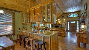 House, 3 Bedrooms | Private kitchen