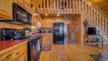 House, 3 Bedrooms | Private kitchen