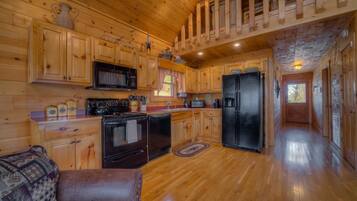 House, 3 Bedrooms | Private kitchen